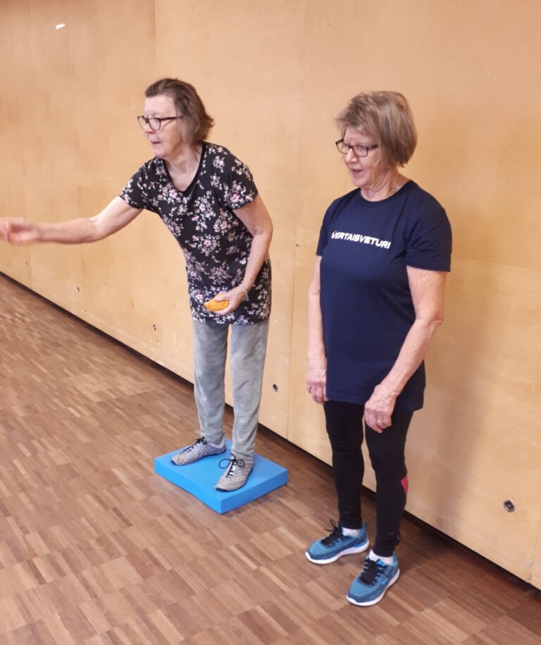 kuvassa liikuntaystävä liikkuu ikäihmisen kanssa