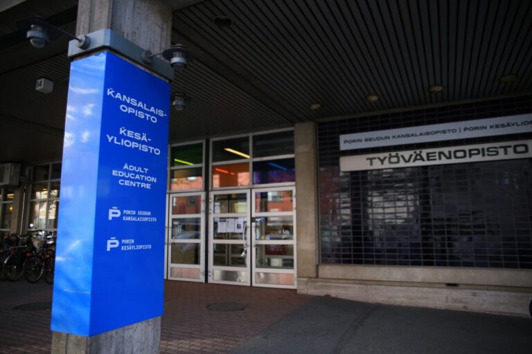 Porin seudun kansalaisopiston ja kesäyliopiston sisäänkäynti