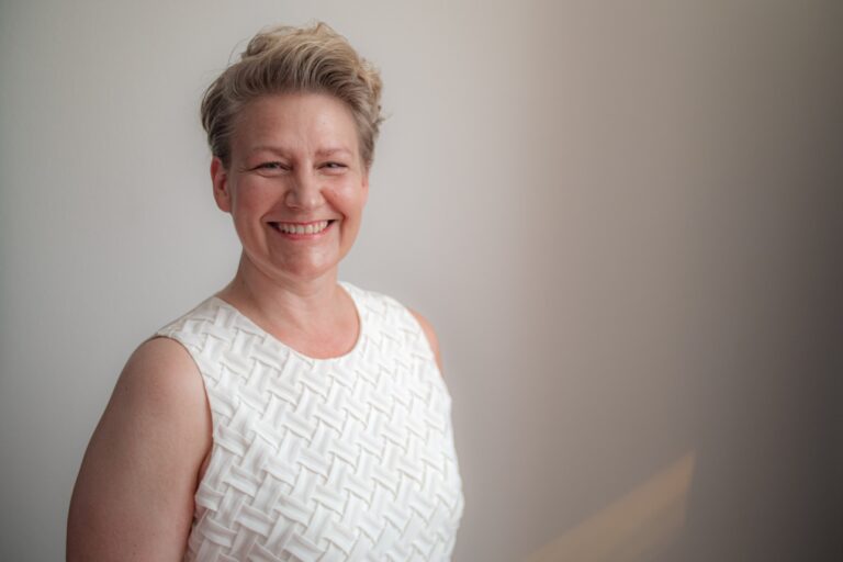 Mari-Anne hymyilee