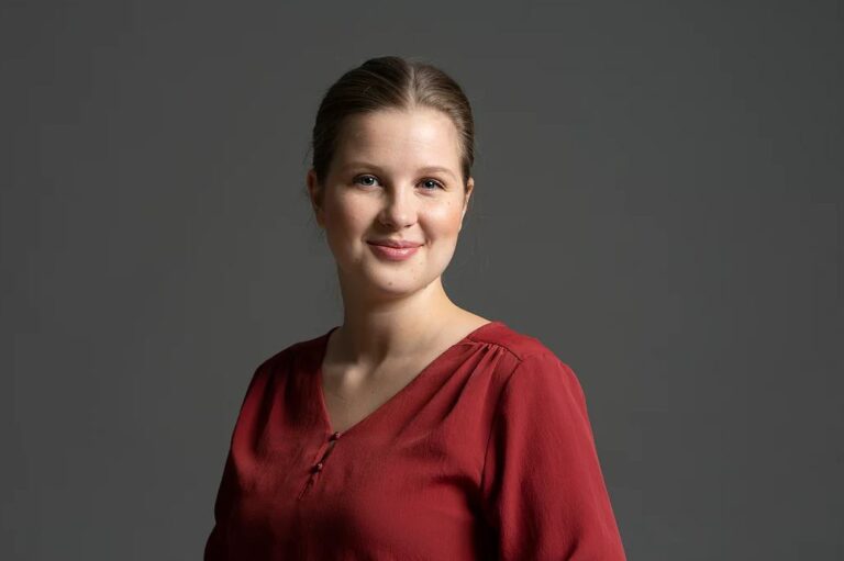 Emilia Hoving edestäpäin kuvattuna.