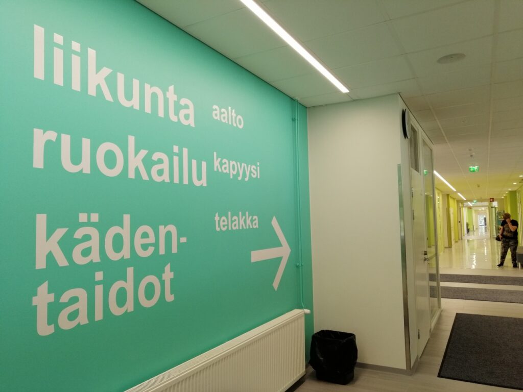 Opasteita seinässä Itätuulen koulussa