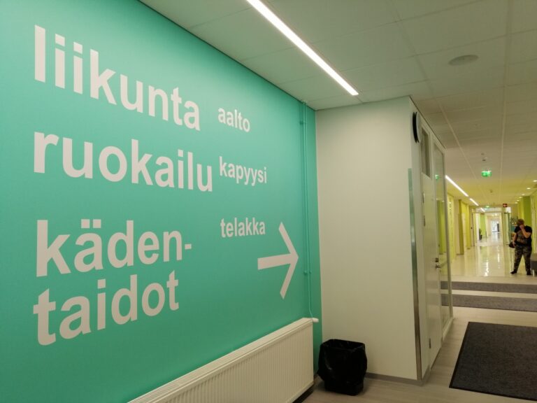 Opasteita seinässä Itätuulen koulussa