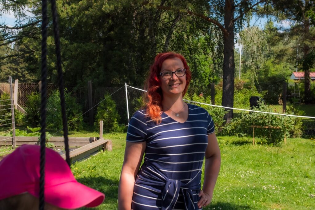 Riikka Vehkaoja-Vahtera ulkona kesällä