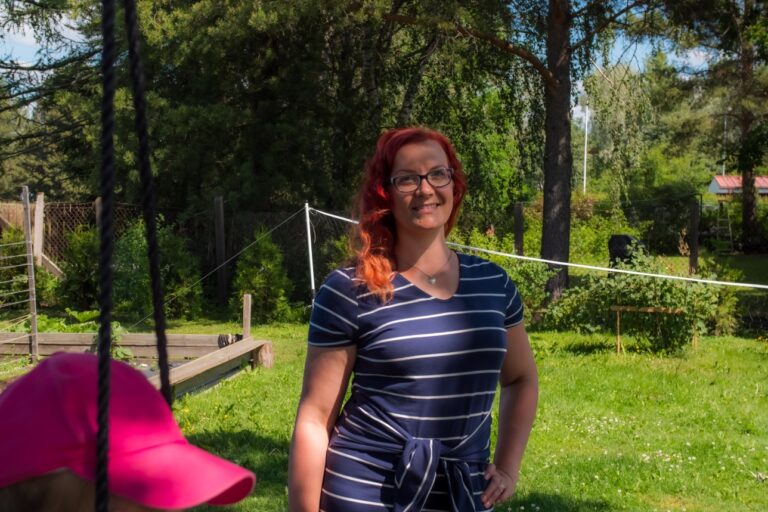 Riikka Vehkaoja-Vahtera ulkona kesällä
