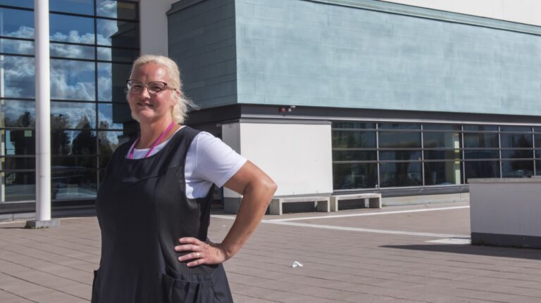 Sari Kerokoski uimahallin edustalla