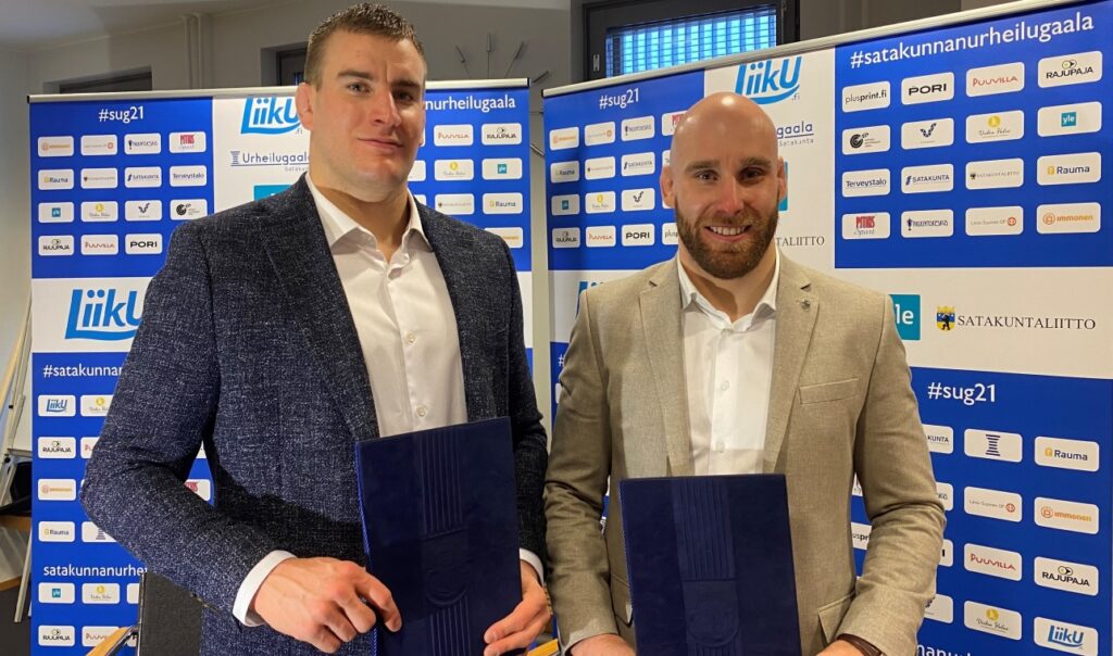 Kuva painijaveljeksistä Jere ja Ville Heinosta pitämässä kaupungin luovuttamia stipendejä