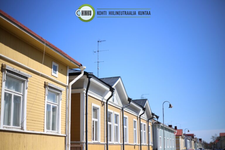 puisia rakennuksia ulkoa kuvattuna