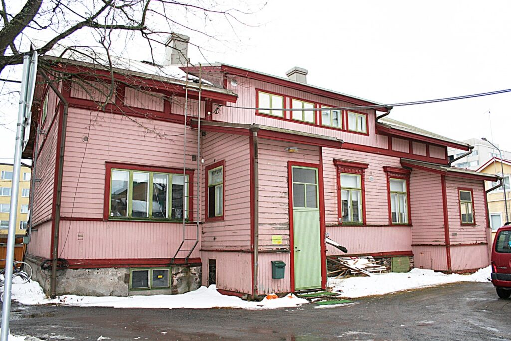 Porin taidekoulun vanha, vaaleanpunainen rakenus