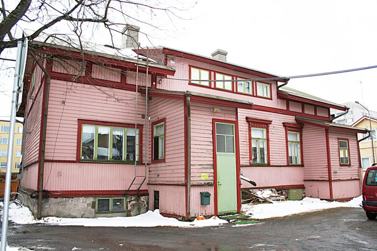 Porin taidekoulun vanha, vaaleanpunainen rakenus