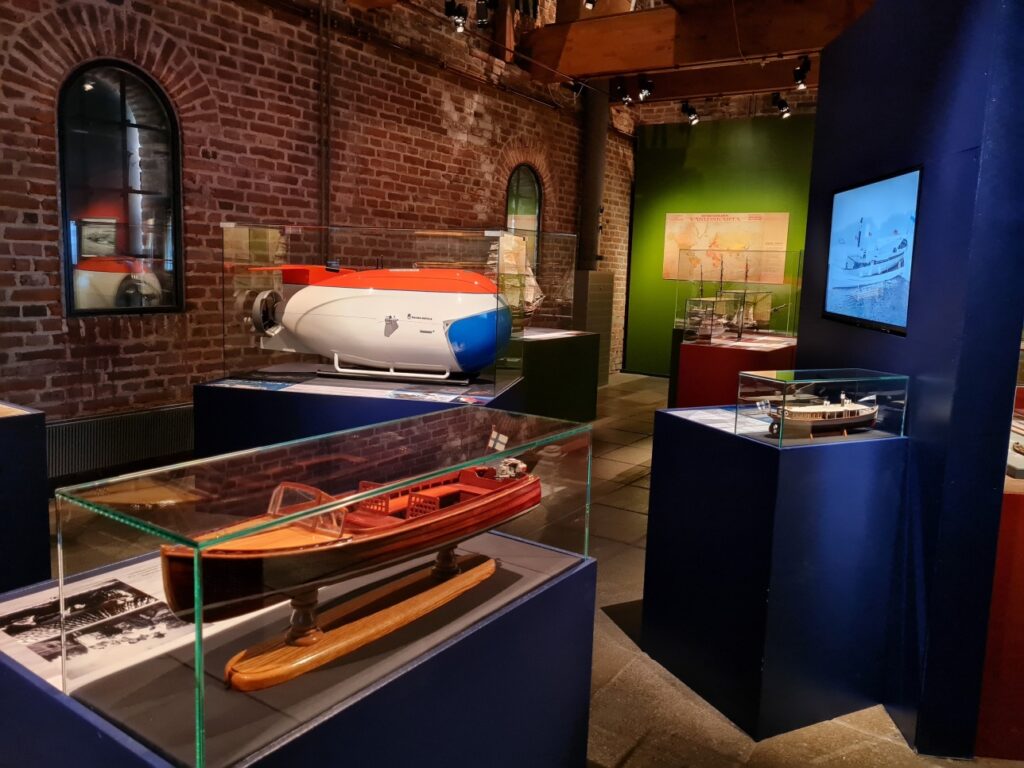 Yleiskuva Pienet paatit -näyttelystä Rosenlew-museossa 2021