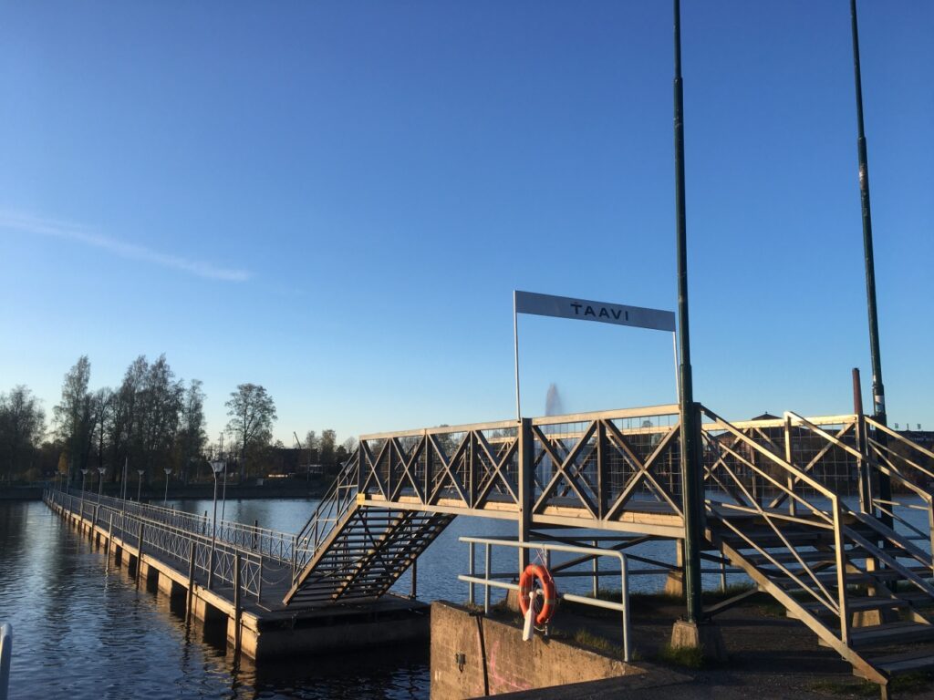 Taavisilta kevään ilta-auringossa