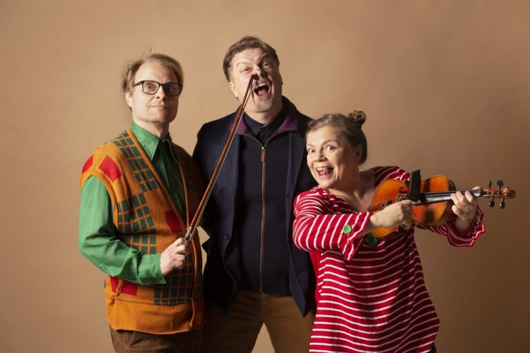 Paavo Kerosuo, Timo Parvela ja Lotta Kuusisto Ella ja kaverit konsertissa -tarinakonsertin vaatetuksessa.