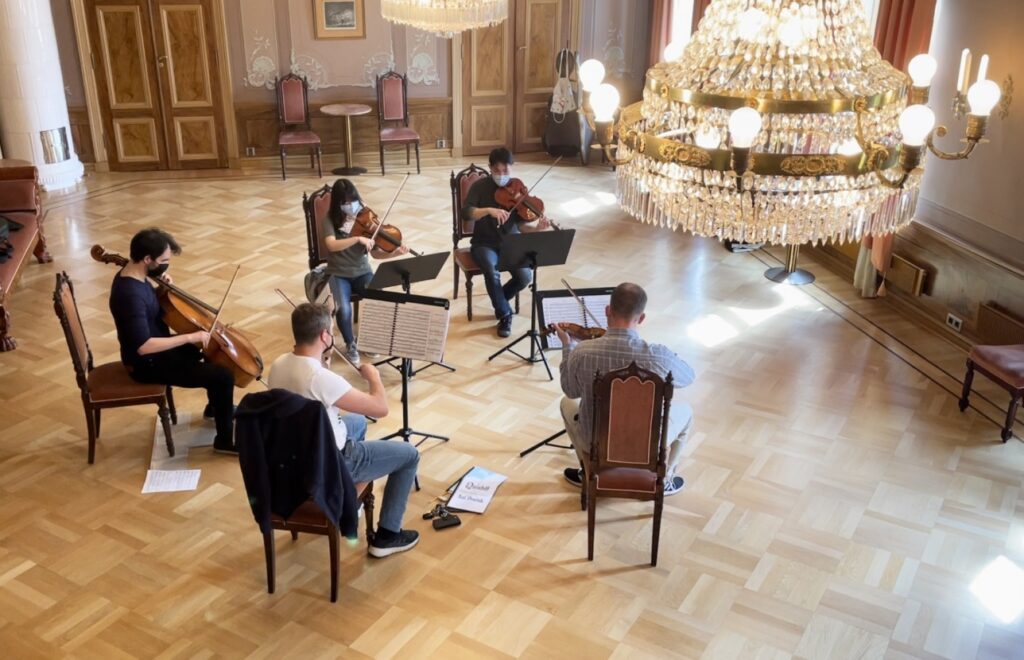 Porin raatihuoneella kamarikonserttiharjoituksissa Stefan Kavén, Ion Buinovschi, Béla Bánfalvi, Yuki Kodama ja Kei Ito.