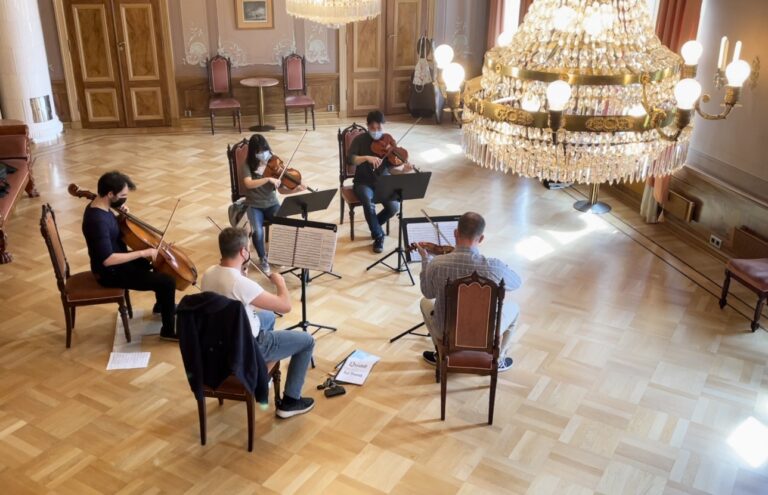 Porin raatihuoneella kamarikonserttiharjoituksissa Stefan Kavén, Ion Buinovschi, Béla Bánfalvi, Yuki Kodama ja Kei Ito.