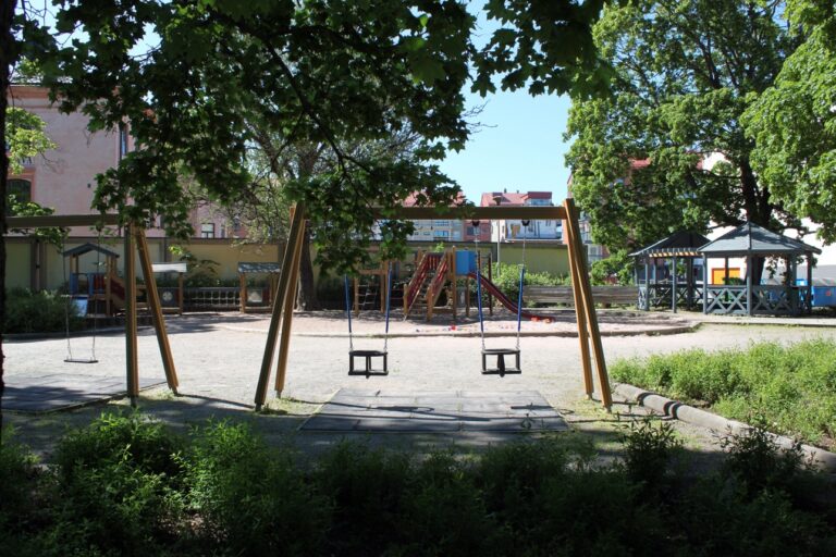Raatihuoneen kupeesta löytyy myös leikkipuisto.