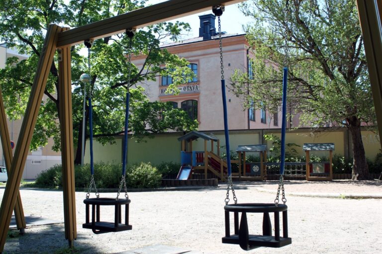 Raatihuoneen kupeesta löytyy myös leikkipuisto.