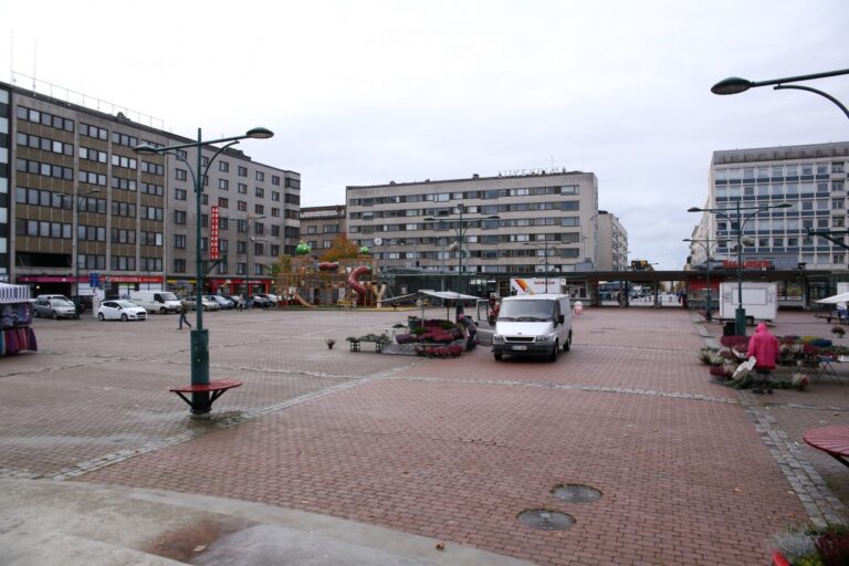 Porin kauppatori kuvattuna lavalta.