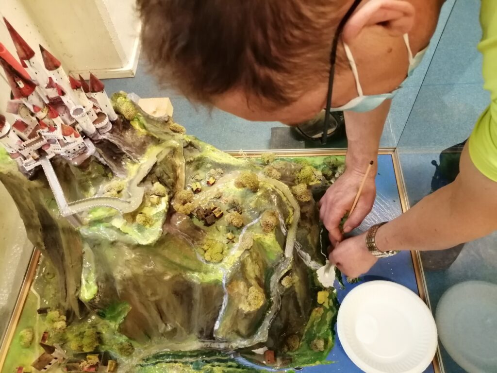 Veijo Setälä entisöi kirjaston satulinnaa