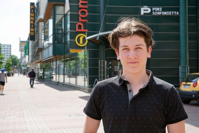 Darius Chirciu Porin kävelykadulla kesäisenä päivänä takanaan Porin Promenadikeskus.