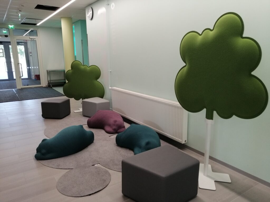 Itätuulen koulun aulan istumapaikkoja