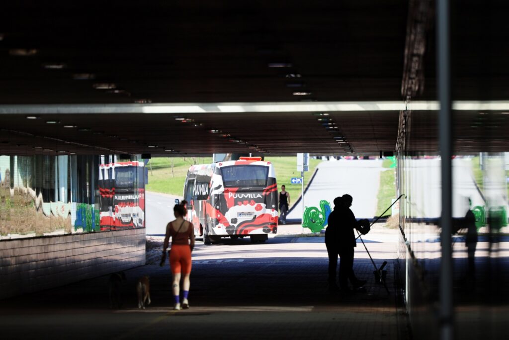 Porttaalitunneli kesällä 2021 jossa ihmisiä kävelee tunnelissa