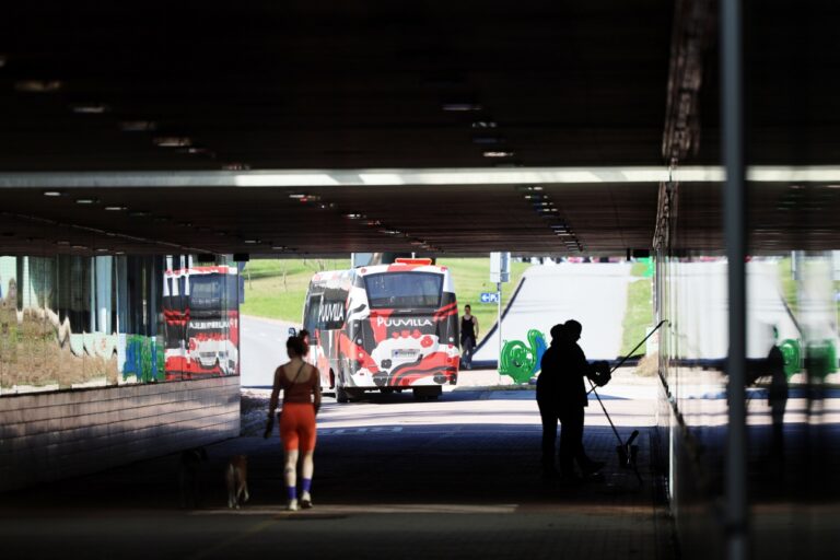 Porttaalitunneli kesällä 2021 jossa ihmisiä kävelee tunnelissa