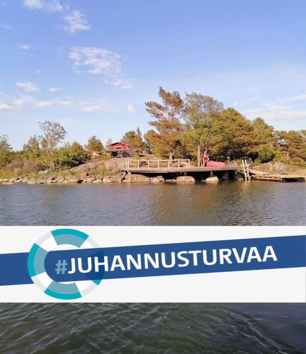 Saarimökki jonka päällä teksti juhannusturvaa