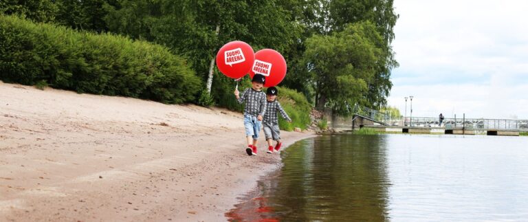 SuomiAreenan ilmapallot rannalla