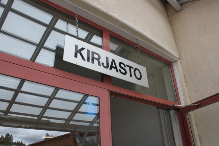 Lavian kirjaston sisäänkäynti ulkoa kuvattuna