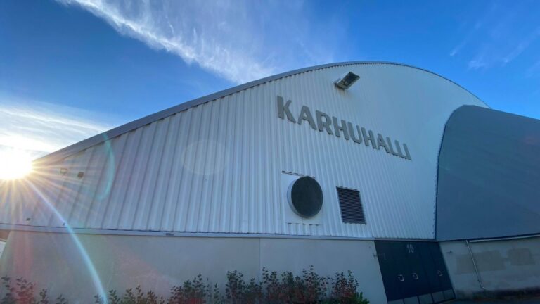 Karhuhallin julkisivu