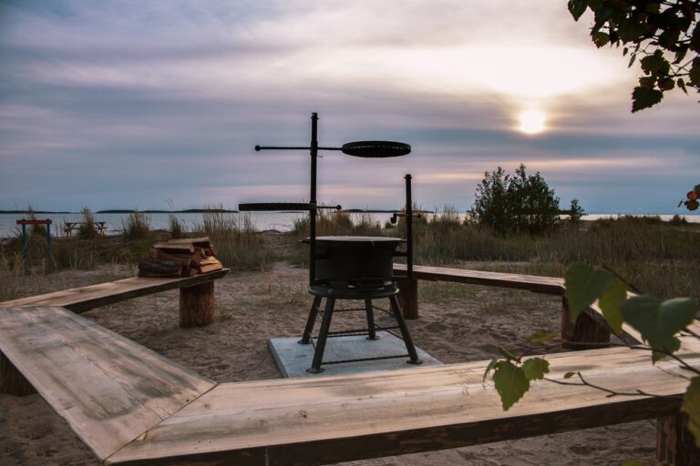 Munakarin uusi nuotiopaikka kuvattuna merelle päin