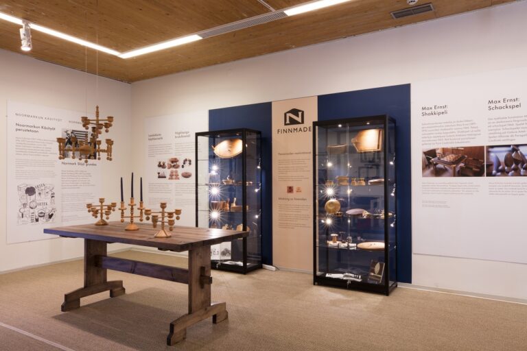 Yleisnäkymä Noormarkun Käsityöt -näyttelystä Porin taidemuseossa.