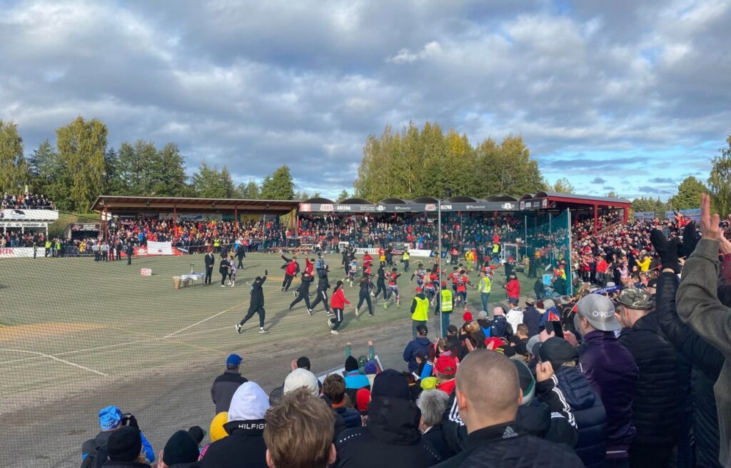 Porin Pesäkarhut juhlivat Suomen mestaruutta pesäpallostadionilla