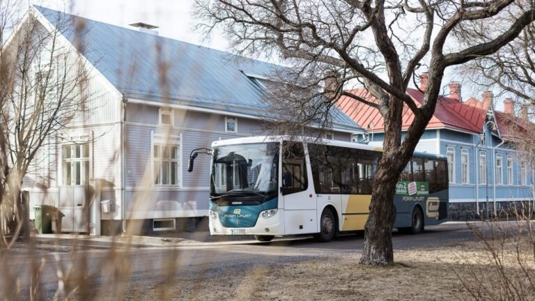 linja-auto ja taloja