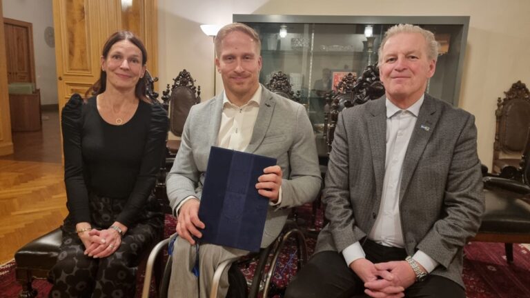 Arja Laulainen, Leo-Pekka Tähti ja Ismo Läntinen vierekkäin hymyilemässä kaupungintalolla.