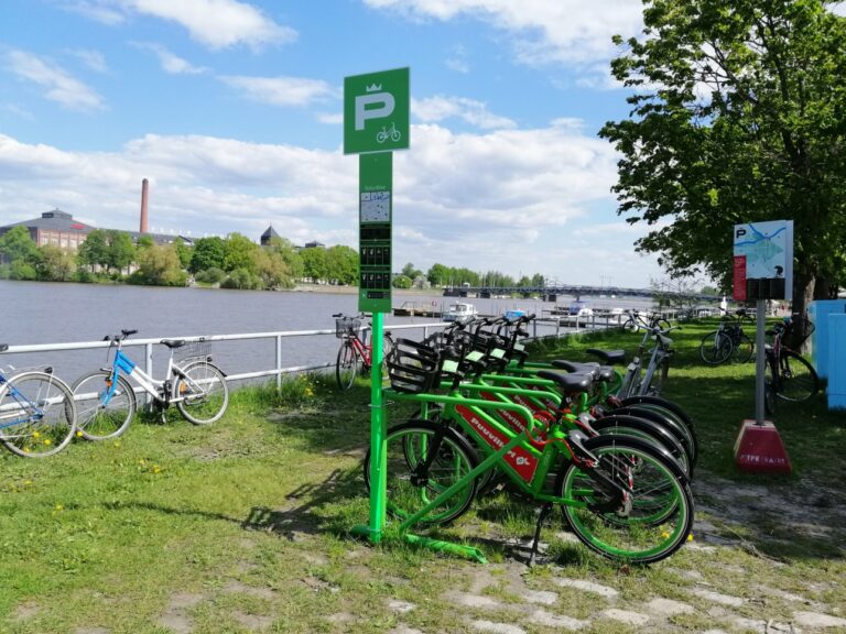 Vihreät kaupunkipyörät Etelärannassa aurinkoisena päivänä