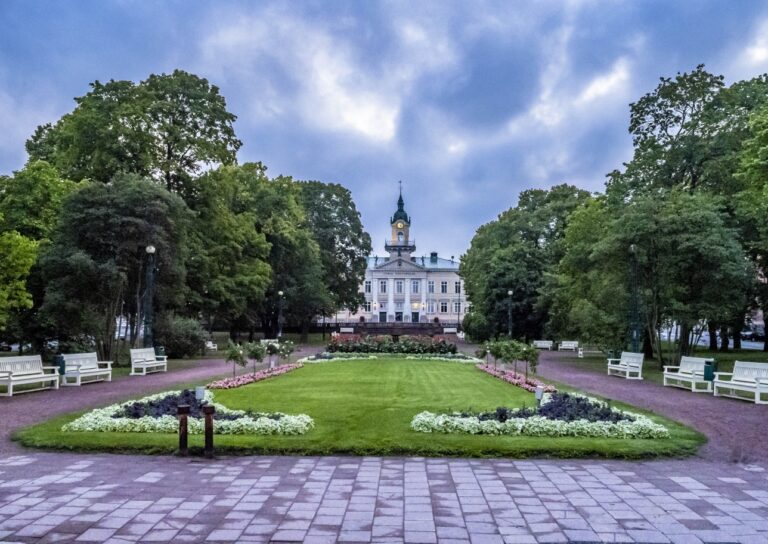 Porin raatihuone taustalla ja raatihuoneenpuisto etualalla kesällä 2021
