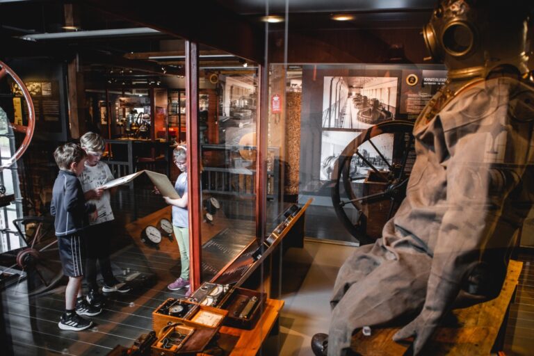 Ryhmä lapsia tekemässä tehtäviä museossa