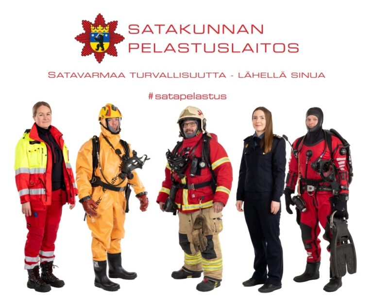 Pelastuslaitoksen henkilöstöä seisoo rivissä.