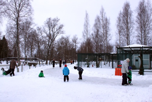 Ihmisiä viettämässä talvipäivää Kirjurinluodossa