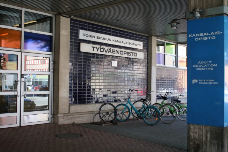 Kansalaisopiston ulkoseinä ja sisäänkäynti
