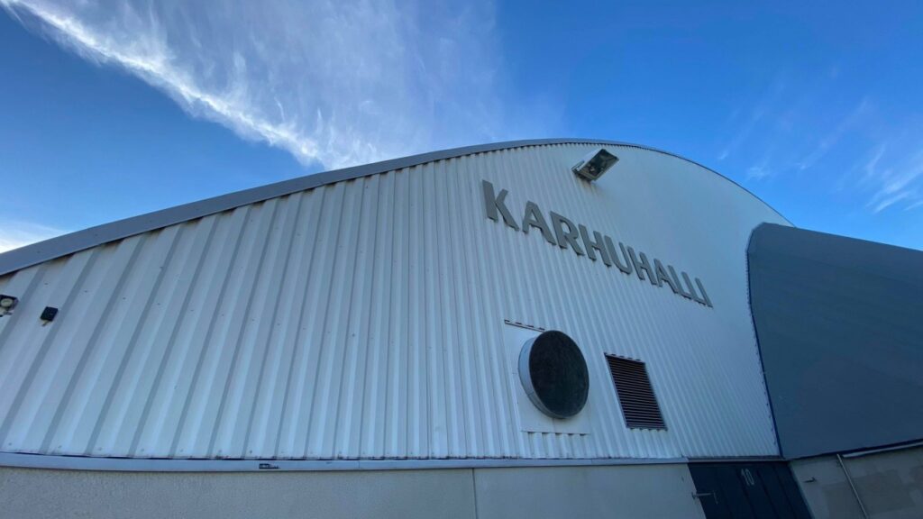 Karhuhallin julkisivu