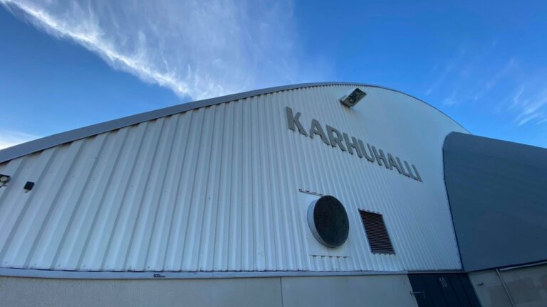 Karhuhallin julkisivu