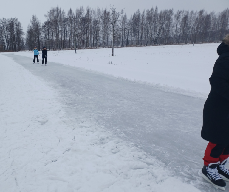 Kirjurin luistelulenkillä ihmisiä luistelemassa talvisena päivänä
