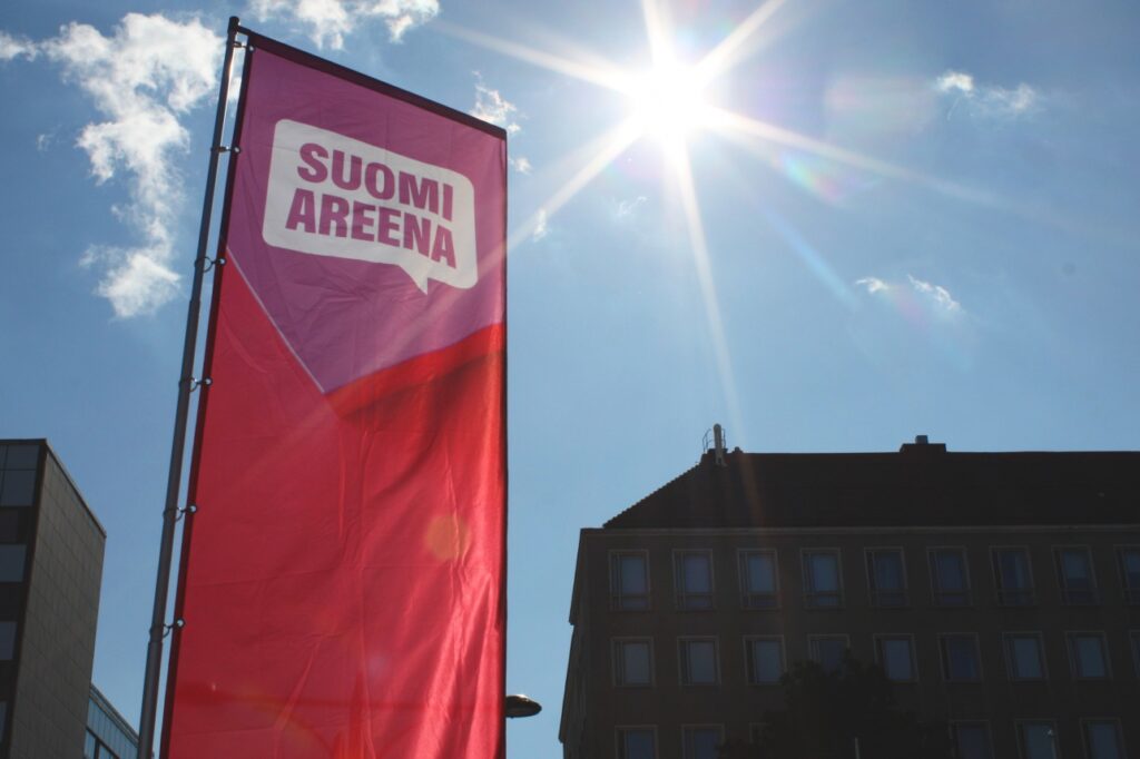 SuomiAreenan lippu auringonvalossa