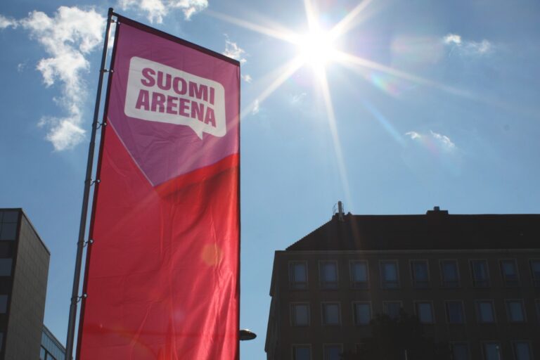 SuomiAreenan lippu auringonvalossa
