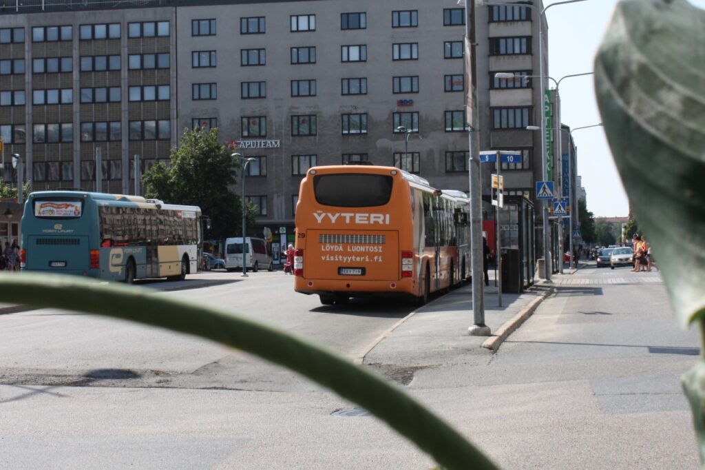 Linja-autoja Kauppatorilla