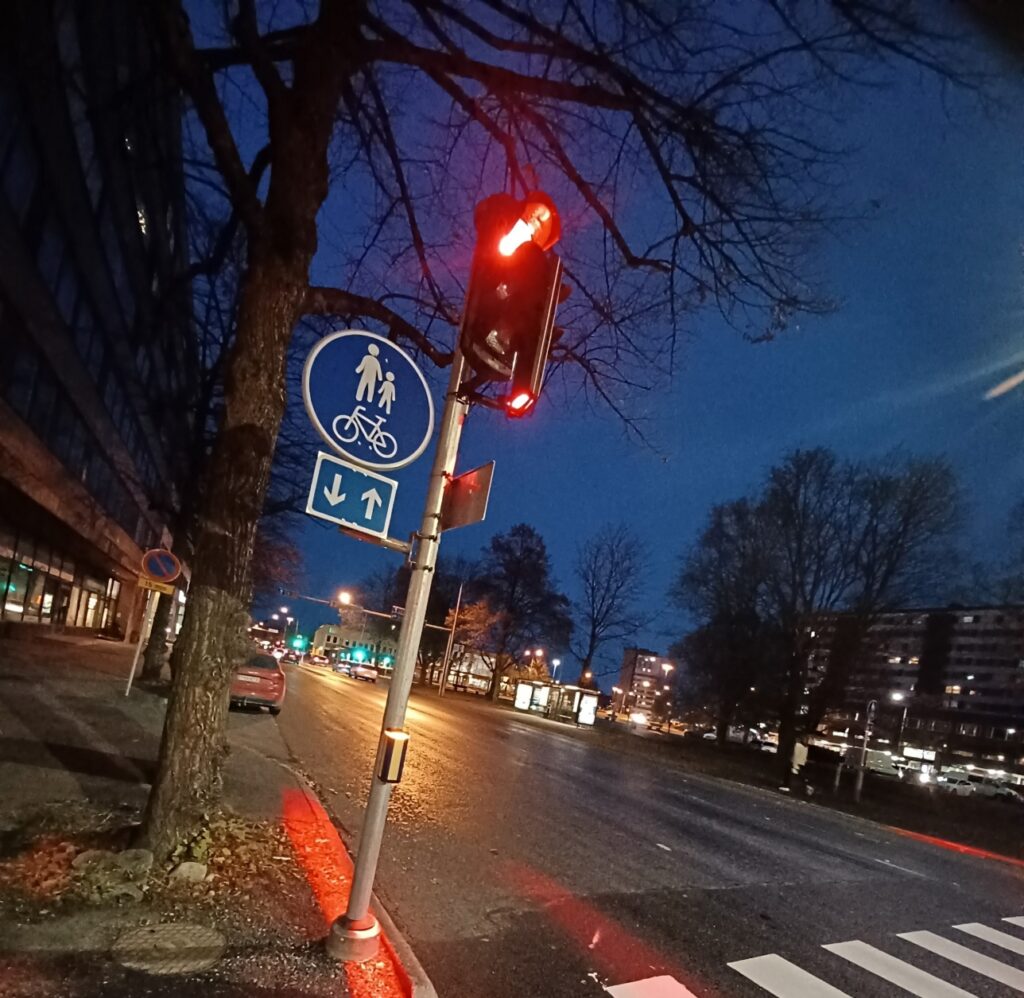 syksyinen synkkä taivas ja liikennemerkki