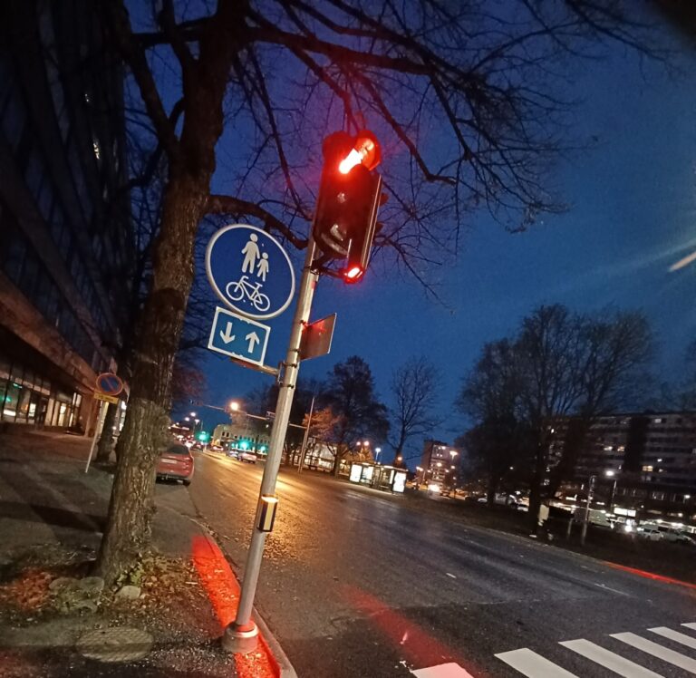 syksyinen synkkä taivas ja liikennemerkki