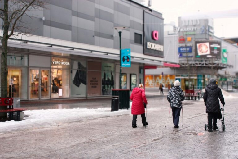 Ihmisiä tammikuisessa keskustassa kävelemässä